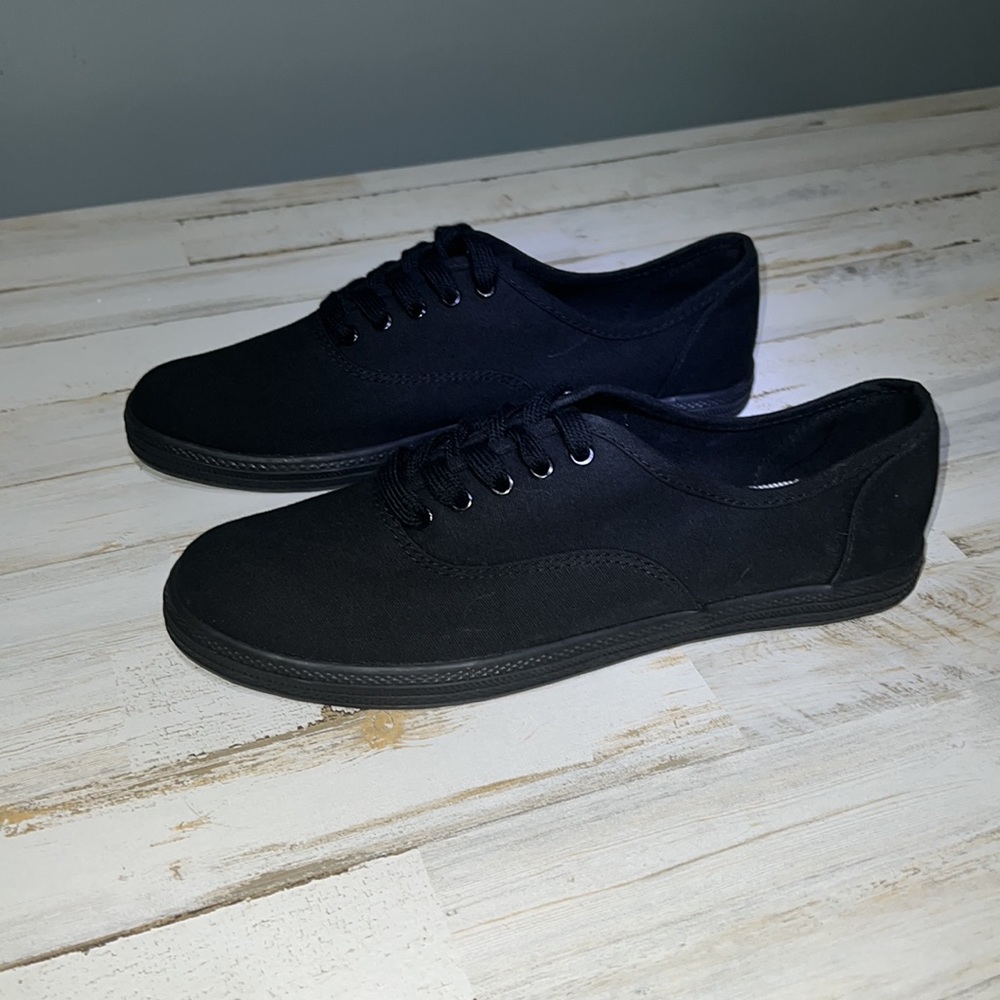 Universal Thread Size 9 Sneaker - Picture 3 of 5